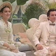 Daniel Day Lewis con Winona Ryder in una scena del film L'età  dell'innocenza