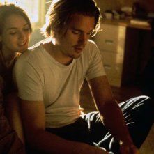 Ethan Hawke con Winona Ryder in una sequenza del film Giovani, carini e disoccupati
