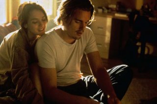 Ethan Hawke con Winona Ryder in una sequenza del film Giovani, carini e disoccupati