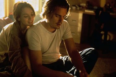 Ethan Hawke con Winona Ryder in una sequenza del film Giovani, carini e disoccupati