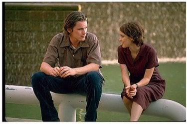 Ethan Hawke e Winona Ryder in una scena del film Giovani, carini e disoccupati