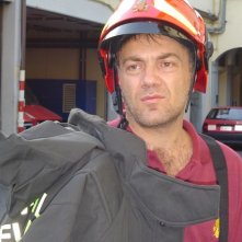 Francesco Acquaroli sul set di un cortometraggio.