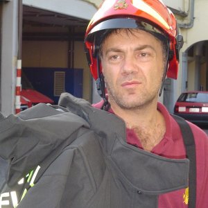 Francesco Acquaroli sul set di un cortometraggio.