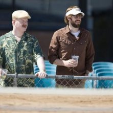 Jim Gaffigan e John Krasinski in una scena del film Away We Go