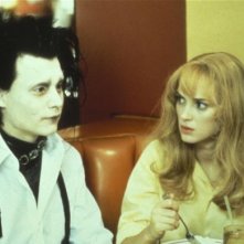Johnny Depp con Winona Ryder in una scena del film Edward mani di fobice