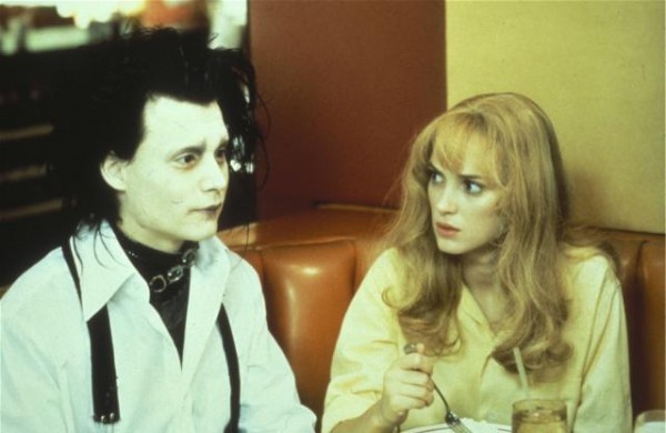 Johnny Depp con Winona Ryder in una scena del film Edward mani di fobice
