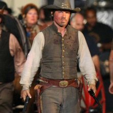 Josh Brolin sul set di Jonah Hex nel quale interpreta l'omonimo antieroe della DC Comics