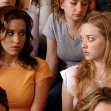 Lacey Chabert e Amanda Seyfried in una scena del film 'Mean Girls'