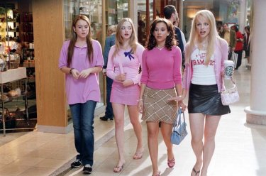 Lindsay Lohan, Amanda Seyfried, Lacey Chabert e Rachel McAdams in una scena del film 'Mean Girls'