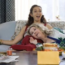 Maya Rudolph e Catherine O'Hara in una scena del film Away We Go