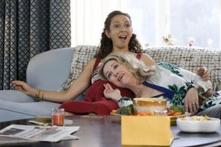 Maya Rudolph e Catherine O'Hara in una scena del film Away We Go