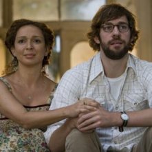 Maya Rudolph e John Krasinski in un'immagine del film Away We Go