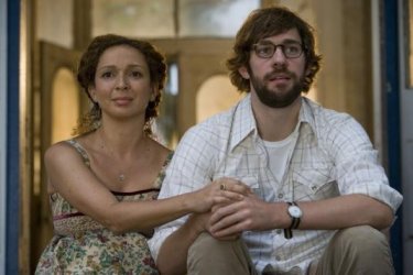 Maya Rudolph e John Krasinski in un'immagine del film Away We Go