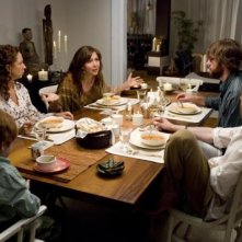 Maya Rudolph, Maggie Gyllenhaal, John Krasinski e Josh Hamilton in una scena del film Away We Go