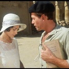 Olivia Hussey e Harry Andrews in una scena del film Assassinio sul Nilo