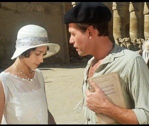 Olivia Hussey e Harry Andrews in una scena del film Assassinio sul Nilo