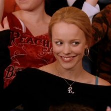 Rachel McAdams saluta con la mano in una scena del film Mean Girls
