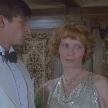 Simon MacCorkindale e Mia Farrow in una sequenza del film Assassinio sul Nilo
