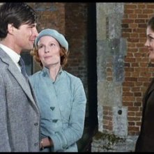 Simon MacCorkindale, Mia Farrow e Lois Chiles in una scena del film Assassinio sul Nilo