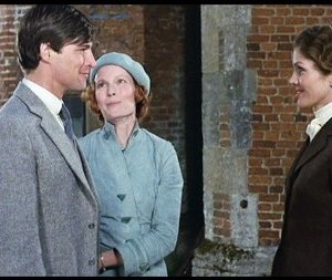 Simon MacCorkindale, Mia Farrow e Lois Chiles in una scena del film Assassinio sul Nilo