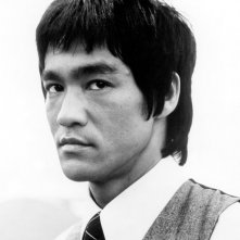 Un primo piano di un giovane Bruce Lee