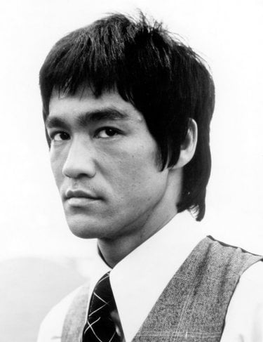 Un primo piano di un giovane Bruce Lee