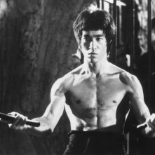 Una foto promo in bianco e nero dell'attore Bruce Lee
