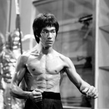 Una foto promozionale in bianco e nero di Bruce Lee da giovane
