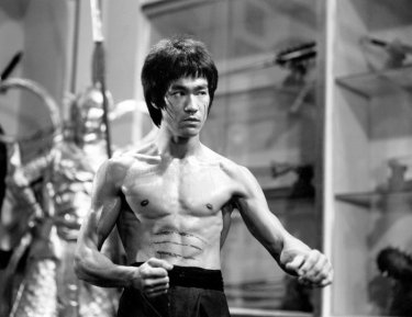 Una foto promozionale in bianco e nero di Bruce Lee da giovane