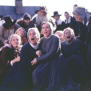 Winona Ryder (al centro) in una sequenza del film La seduzione del male