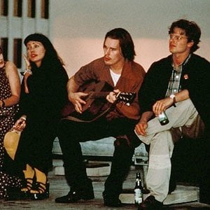 Winona Ryder con Janeane Garofalo, Ethan Hawke e Steve Zahn nel film Giovani, carini e disoccupati