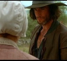 Daniel Day-Lewis e Winona Ryder in una scena del film La seduzione del male