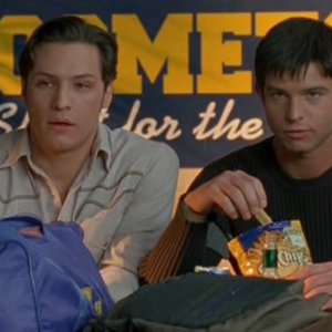 Jason Behr e Nick Wechsler nell'episodio 'Appuntamento al buio' nella serie Roswell