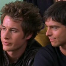Jason Behr (Max) guarda Brendan Fehr (Michael) nella serie tv Roswell