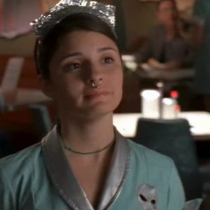 Liz (Shiri Appleby) col piercing al naso nell'episodio 'Nel bosco' di Roswell