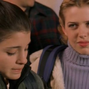Liz (Shiri Appleby) e Maria (Majandra Delfino) nella serie Roswell