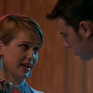 Majandra Delfino (Maria) canta nel gruppo musicale di Colin Hanks (Alex) nella serie tv Roswell