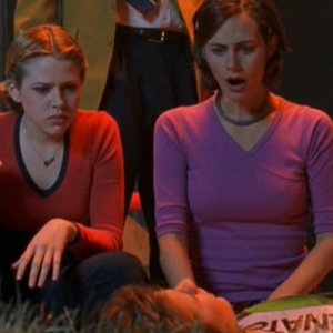 Maria (Majandra Delfino) e sua madre (Diane Farr) guardano Michael (Brendan Fehr) in Roswell