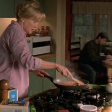 Mary Ellen Trainor ai fornelli con Jason Behr nella serie televisiva Roswell