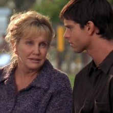 Mary Ellen Trainor pala con Jason Behr in una scena di Roswell