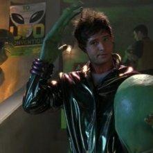 Max Evans (Jason Behr) vestito da alieno nel telefilm Roswell