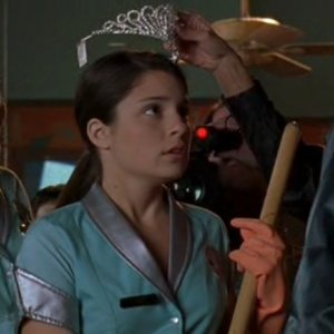 Shiri Appleby e Majandra Delfino nella puntata 'Appuntamento al buio' nella serie Roswell