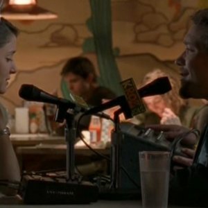 Shiri Appleby intervistata alla radio in 'Appuntamento al buio' nel telefilm Roswell