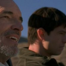 Tom Bower (Everett Hubble) in auto con Max (Jason Behr) nel telefilm Roswell