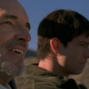 Tom Bower (Everett Hubble) in auto con Max (Jason Behr) nel telefilm Roswell