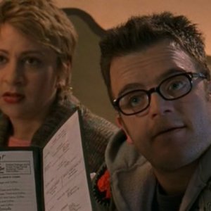 Tornano Kevin Weisman e Wendle Josepher nell'episodio 'Il cacciatore di alieni' del telefilm Roswell