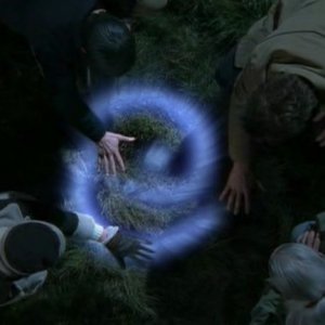 Un misterioso simbolo nell'episodio 'Nel bosco' della serie tv Roswell