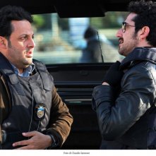 Enrico Brignano e Luca Angeletti in una scena della fiction Fratelli Detective