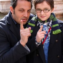 Enrico Brignano e Marco Todisco in una foto promozionale di Fratelli Detective
