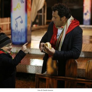 Enrico Brignano e Marco Todisco in una scena della fiction Fratelli Detective